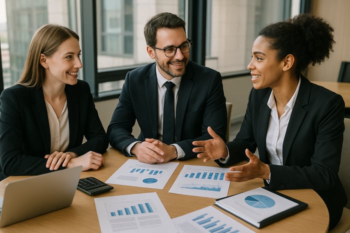 photographic Una imagen muestra a un grupo de dos empresarias y un empresario vestidos de forma elegante sentados en una sala de juntas en una mesa re-1