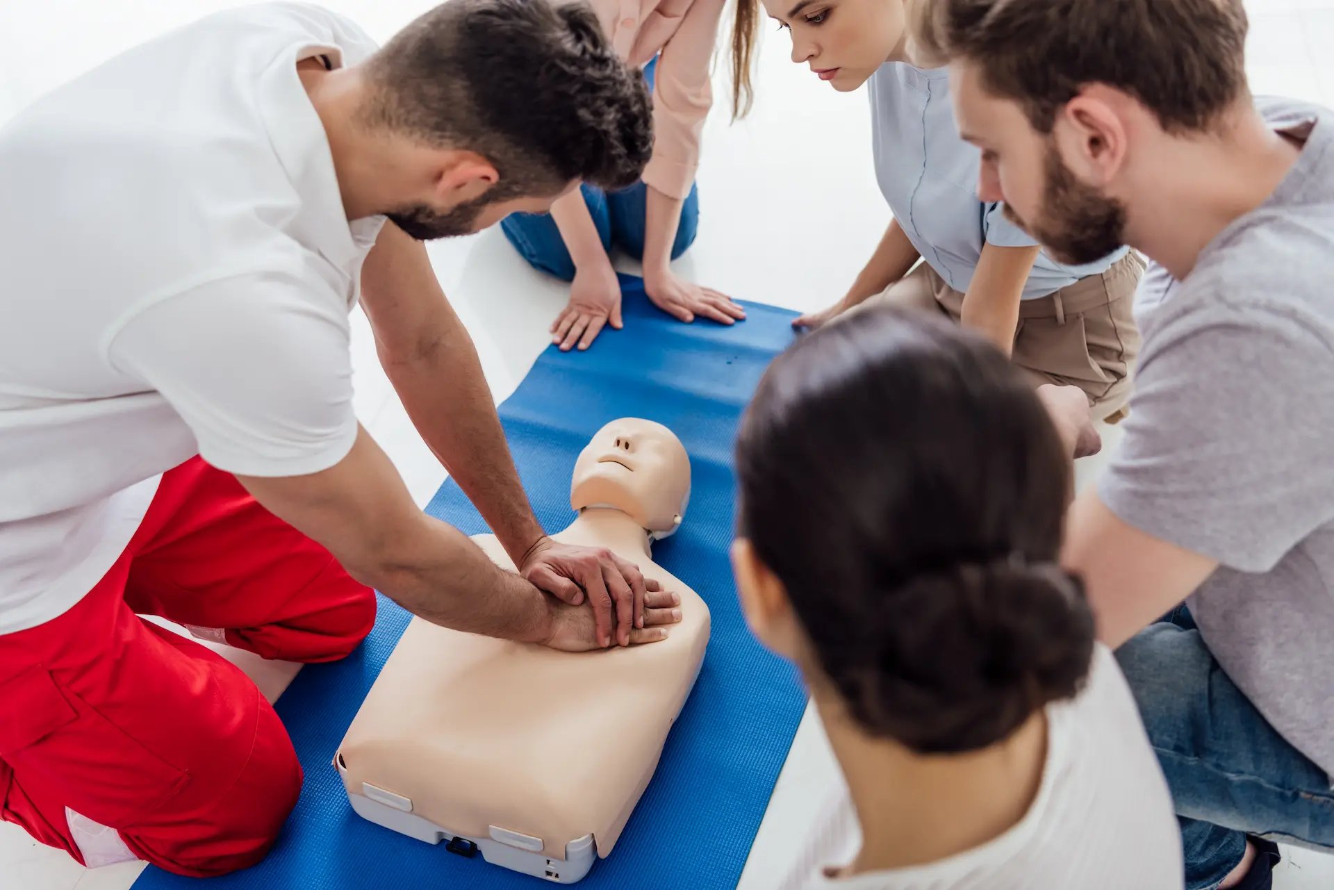 Estudiantes aprendiendo a hacer reanimación