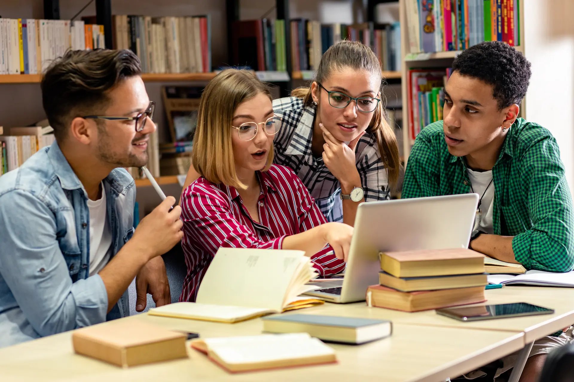 Grupo de personas investigando algo en la biblioteca