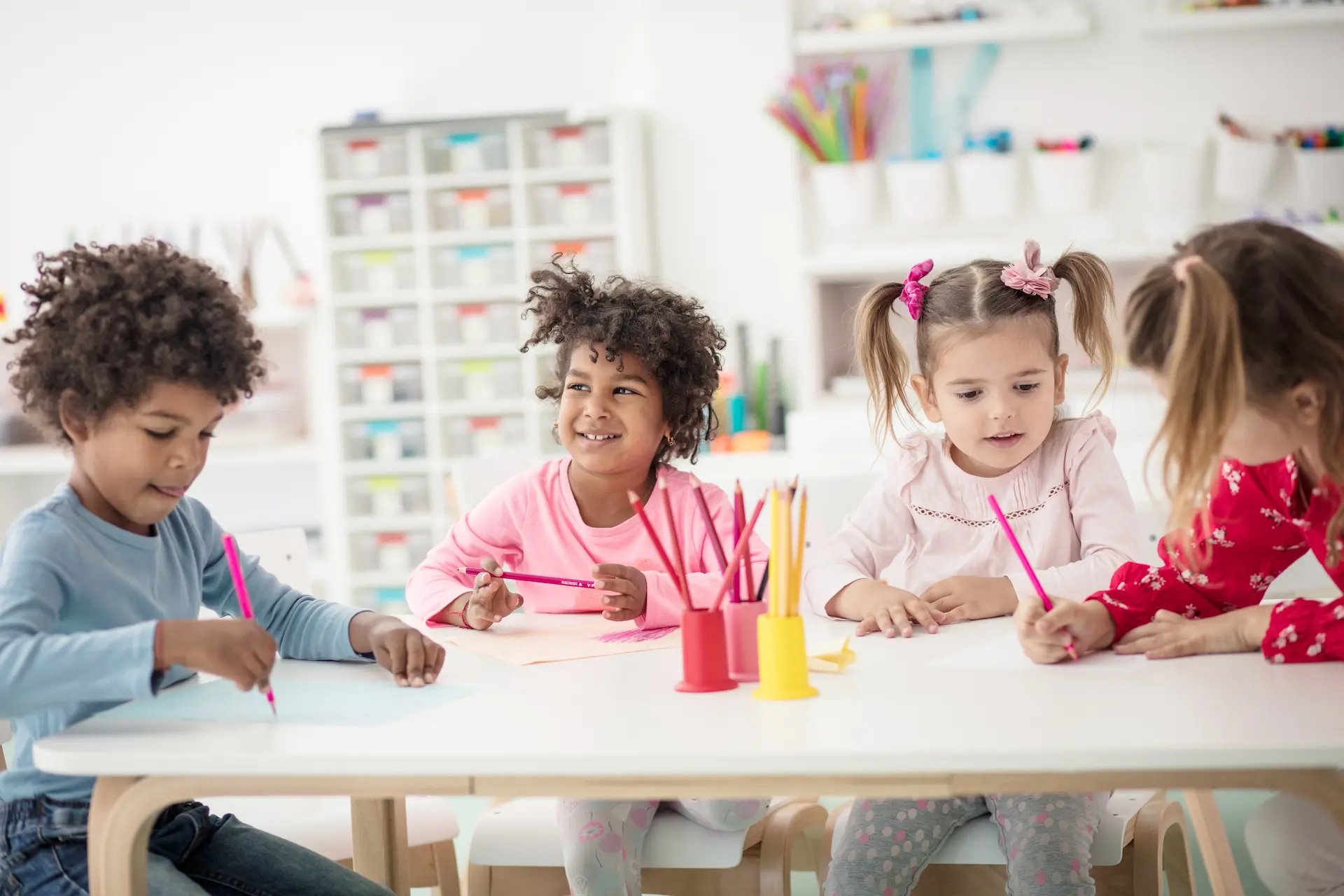 Niños felices aprendiendo