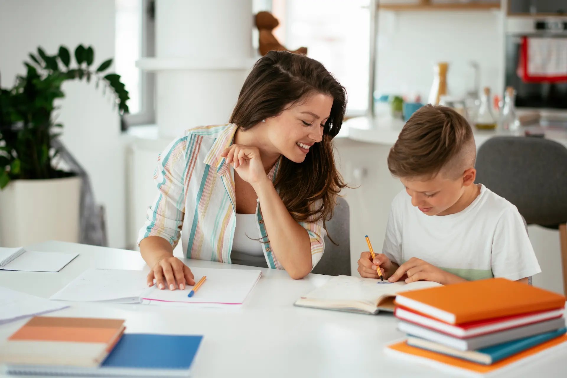 Maestra enseñando a un niño