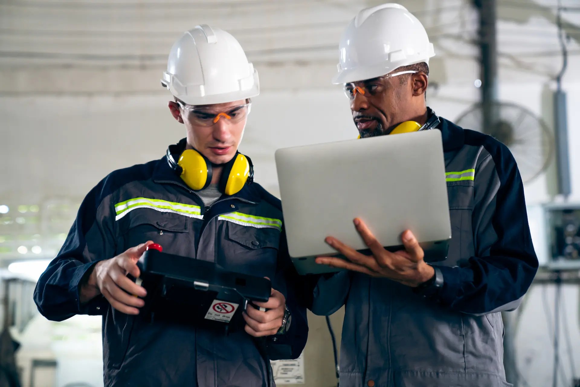Dos ingenieros probando una herramienta