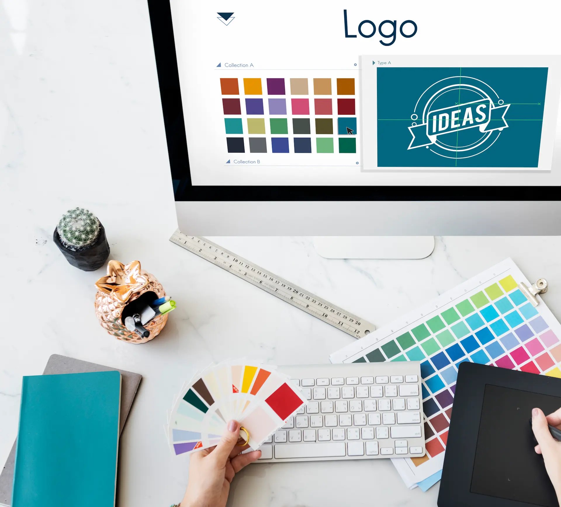 persona digitalizando logotipo