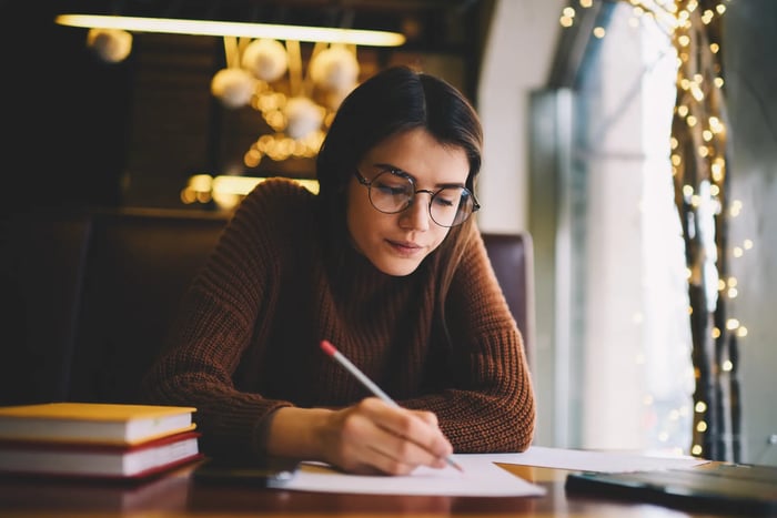 Mujer trabajando en un documento