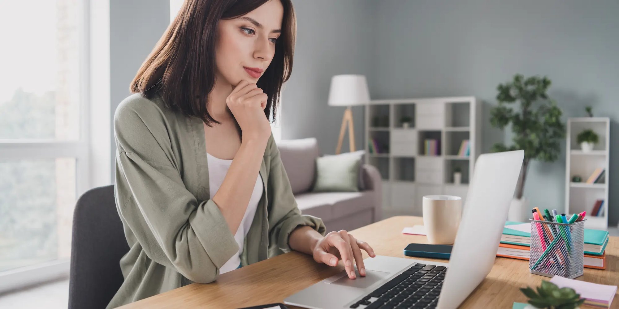 Mujer profesional trabajando en una computadora