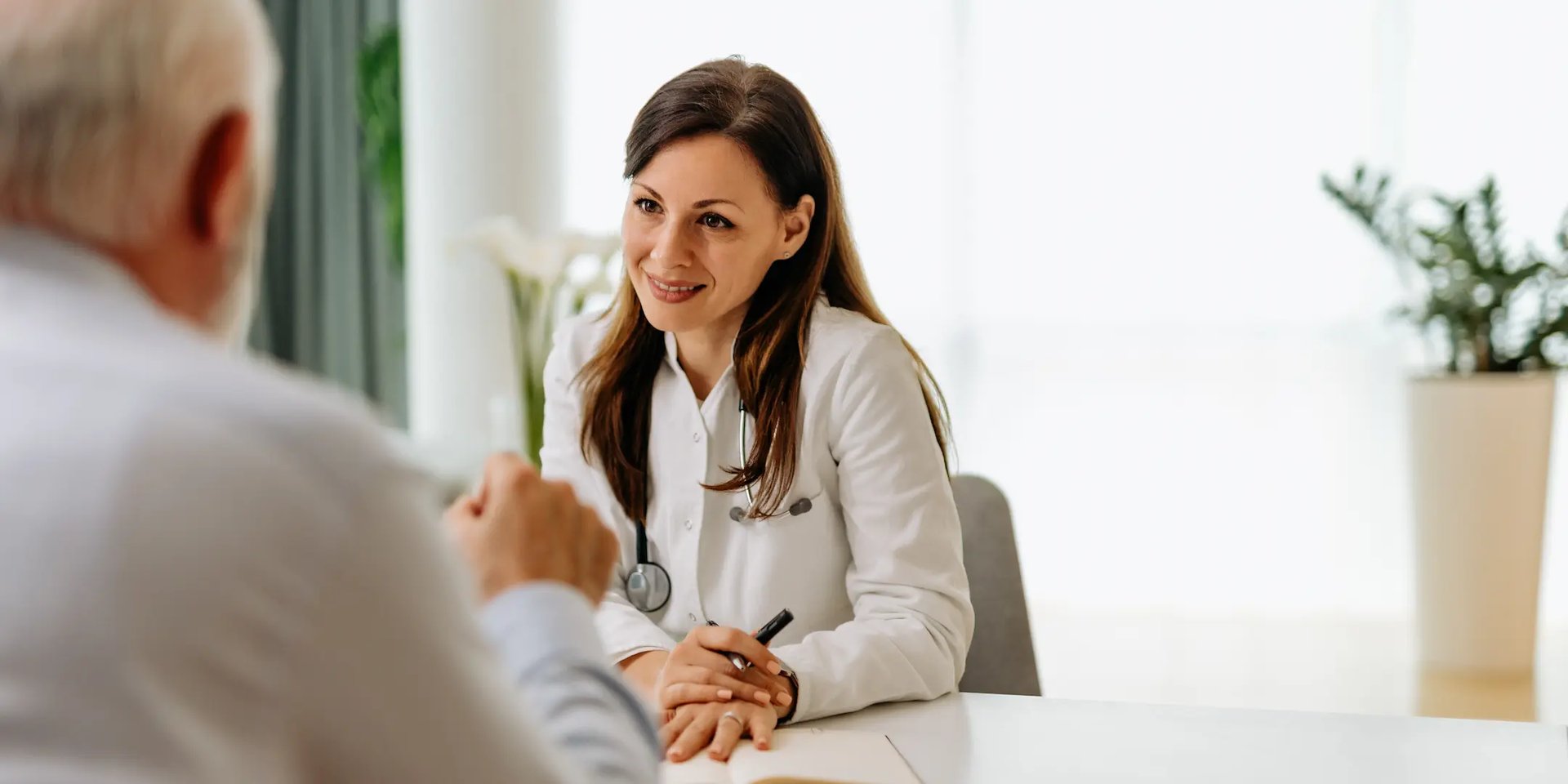 Doctora hablando con un paciente