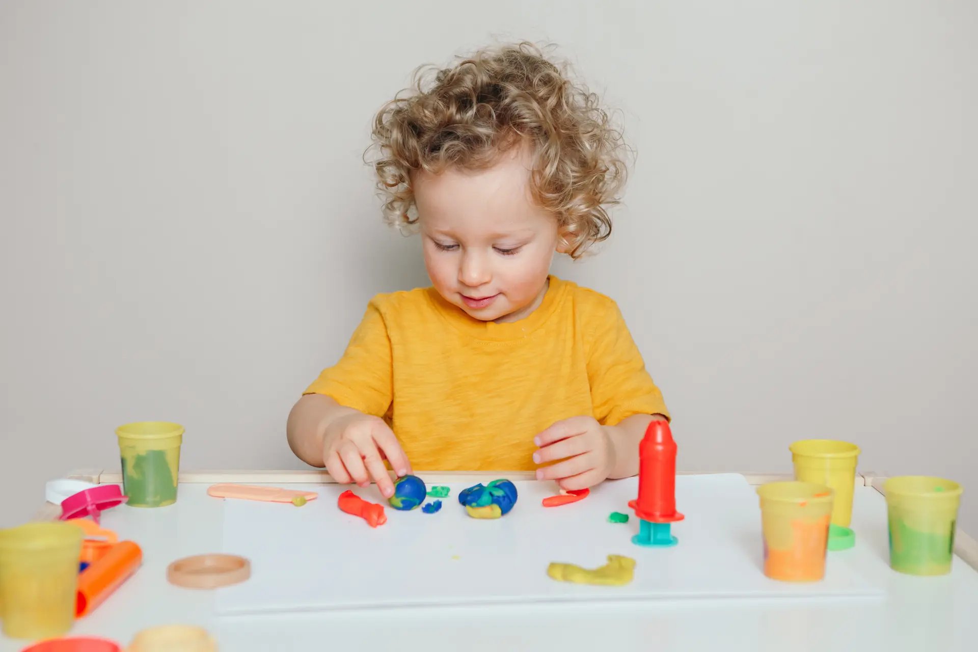 Niño interactuando con juguetes didácticos