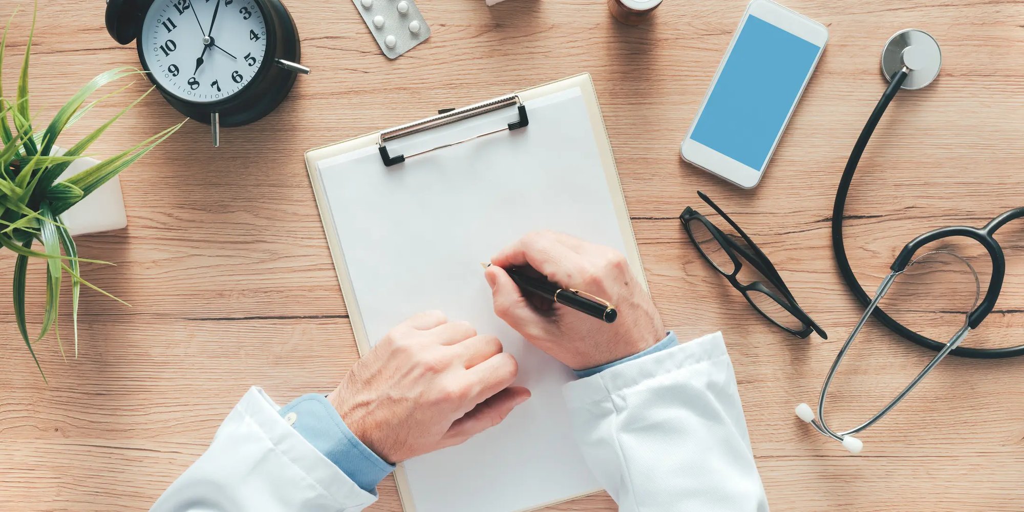 Doctor trabajando en su escritorio