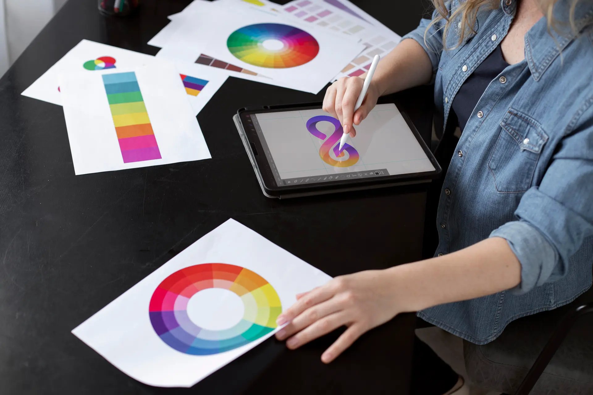 diseñadora en proceso creativo, digitalizando logotipo